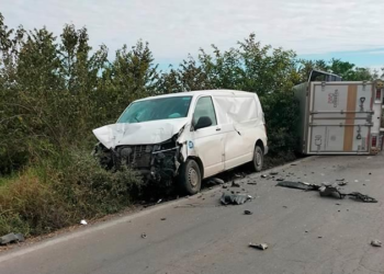 Choque múltiple en la carretera Valles-Tampico deja un muerto y un herido