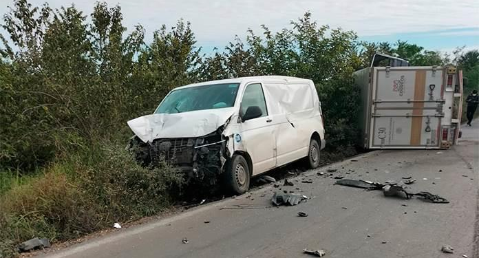 Choque múltiple en la carretera Valles-Tampico deja un muerto y un herido