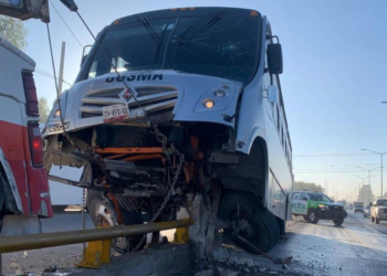 Choque de camión de transporte de personal en Circuito Potosí