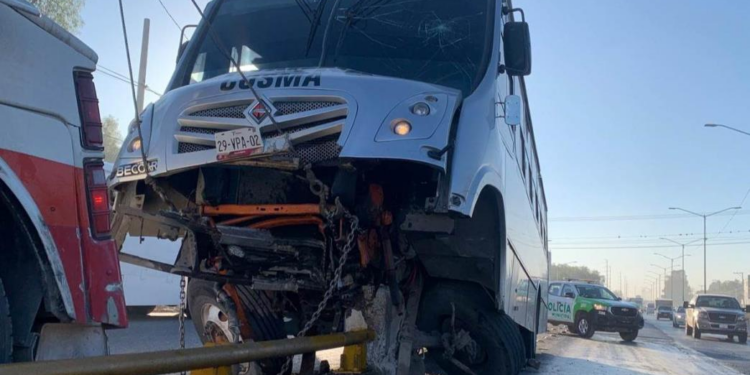 Choque de camión de transporte de personal en Circuito Potosí
