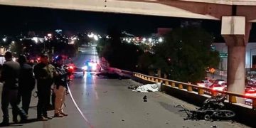 Dos motociclistas mueren arrollados por un tráiler en el distribuidor Juárez; el chofer fue detenido tras intentar huir