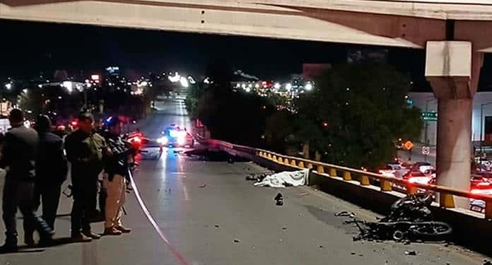 Dos motociclistas mueren arrollados por un tráiler en el distribuidor Juárez; el chofer fue detenido tras intentar huir