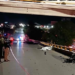 Dos motociclistas mueren arrollados por un tráiler en el distribuidor Juárez; el chofer fue detenido tras intentar huir