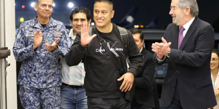 México recibe a tripulantes del ‘Galaxy Leader’ secuestrado en Yemen