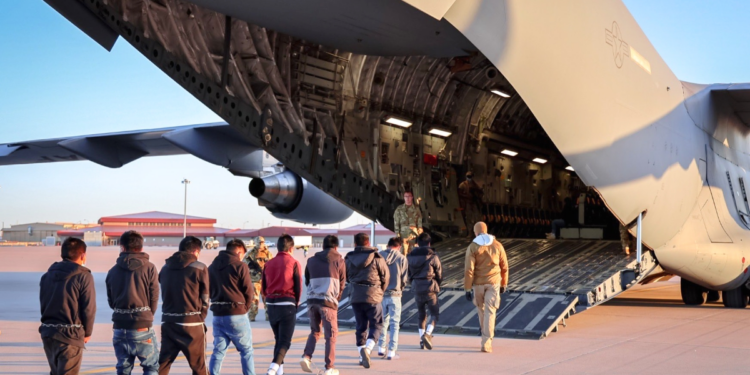 EE.UU. inicia deportaciones de migrantes con aviones C-17 bajo orden de Trump