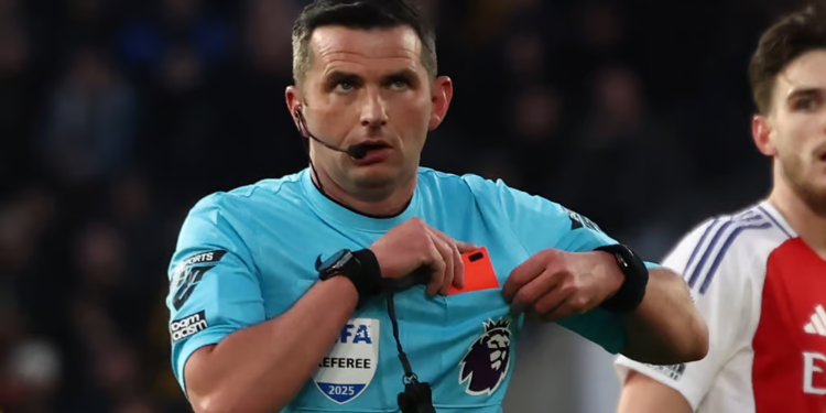 Policía investiga amenazas a Árbitro Michael Oliver tras partido Wolverhampton vs Arsenal