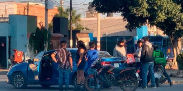 Colisión entre carro y moto en la Col. Progreso
