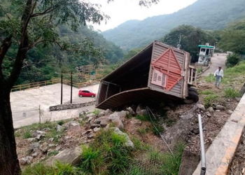 Remolque se desprende de camión y vuelca en la carretera Valles-Naranjo; no hay lesionados