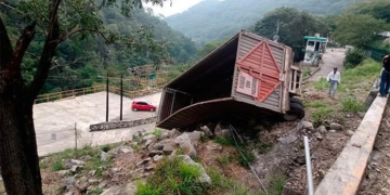 Remolque se desprende de camión y vuelca en la carretera Valles-Naranjo; no hay lesionados