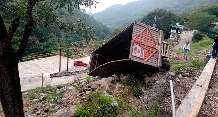 Remolque se desprende de camión y vuelca en la carretera Valles-Naranjo; no hay lesionados