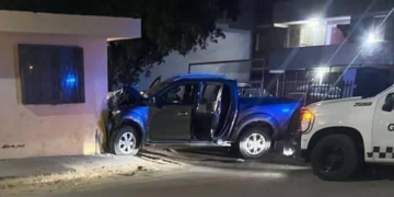 Persecución nocturna en Ricardo B. Anaya: detienen a sujetos tras choque contra inmueble