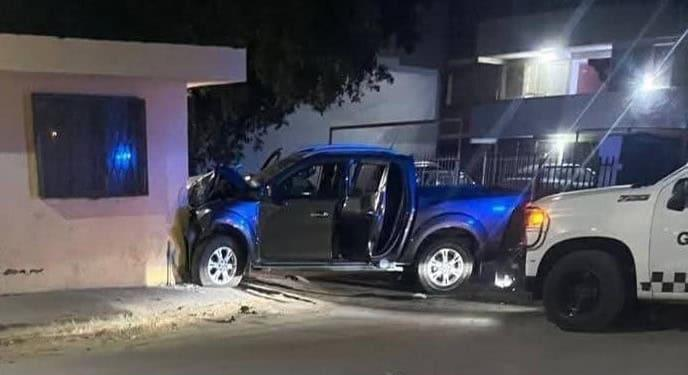 Persecución nocturna en Ricardo B. Anaya: detienen a sujetos tras choque contra inmueble