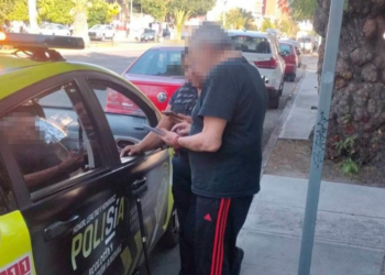 Policías capitalinos salvan a adulto de caer en extorsión telefónica en BBVA de Carranza