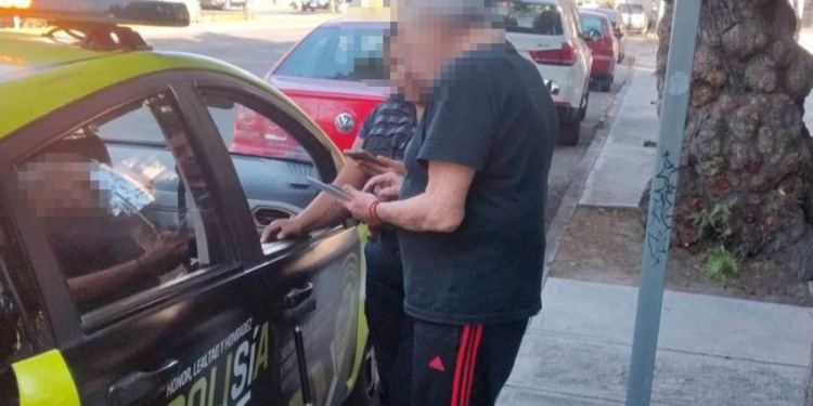 Policías capitalinos salvan a adulto de caer en extorsión telefónica en BBVA de Carranza