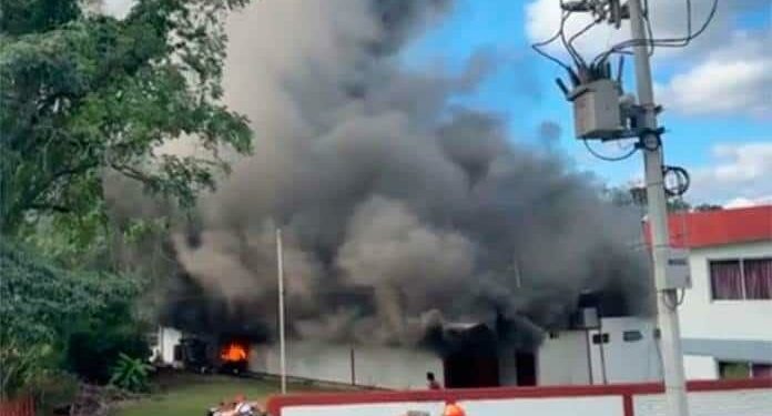 Un incendio destruye aulas en el CBTIS 187 de Tamazunchale