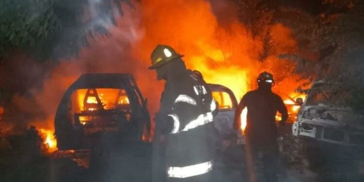 VIDEO | Incendio en un ‘yonke’ destruye siete vehículos