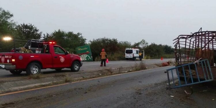 Muere conductor de tractor tras ser embestido por un autobús