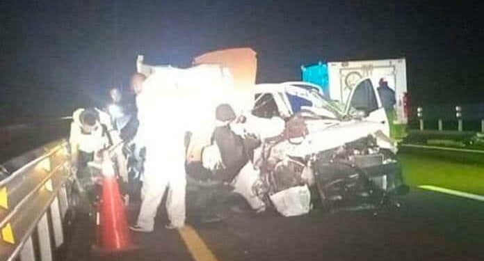 Mueren dos personas en accidente en carretera