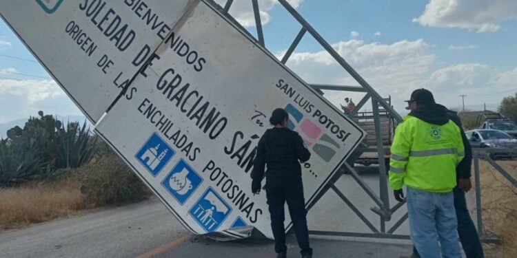 Retiran letrero caído rumbo a Cerro de San Pedro