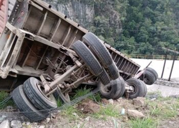 Chofer pierde el remolque y vuelca en la carretera Valles-El Naranjo
