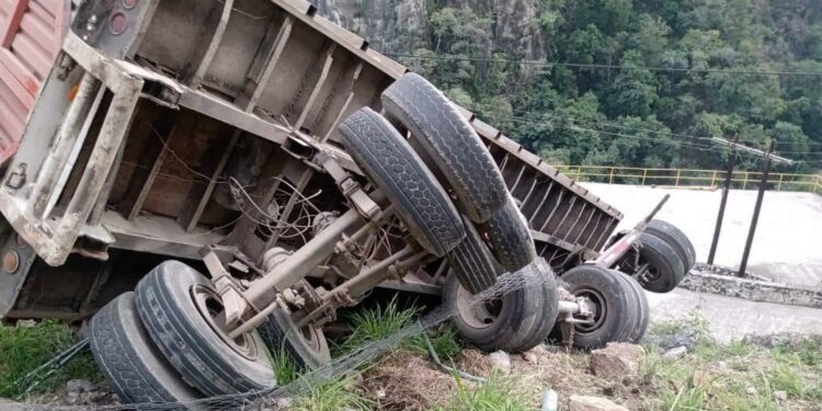 Chofer pierde el remolque y vuelca en la carretera Valles-El Naranjo