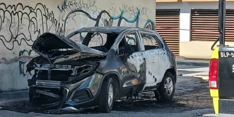 Video | Queman vehículo involucrado en asalto en recaudadora