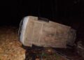 Camioneta de paquetería vuelca en la Carr. Valles-Rioverde