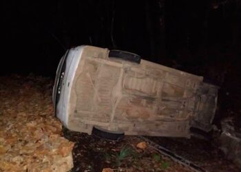 Camioneta de paquetería vuelca en la Carr. Valles-Rioverde