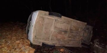 Camioneta de paquetería vuelca en la Carr. Valles-Rioverde