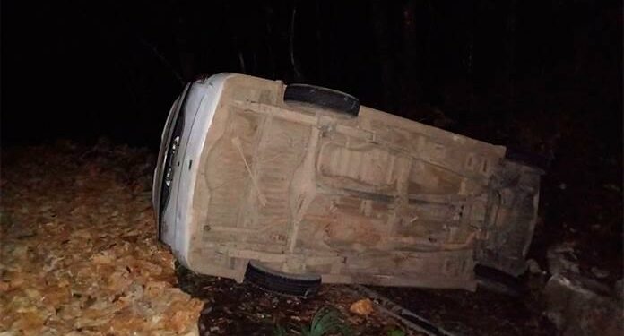Camioneta de paquetería vuelca en la Carr. Valles-Rioverde