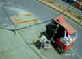 VIDEO | Vecinos rescatan a mujer que cayó en pozo de una calle