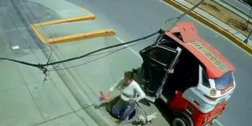 VIDEO | Vecinos rescatan a mujer que cayó en pozo de una calle