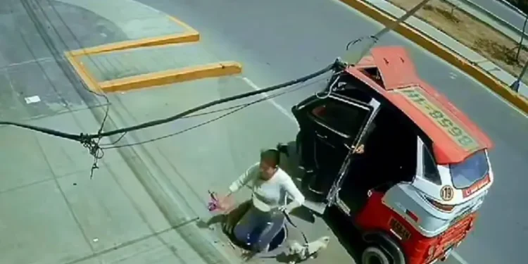 VIDEO | Vecinos rescatan a mujer que cayó en pozo de una calle