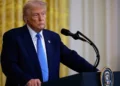 Trump asegura que los aranceles a Canadá y México seguirán según lo programado