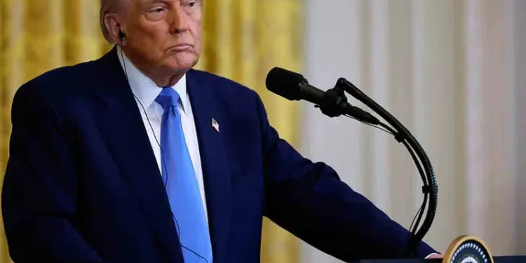 Trump asegura que los aranceles a Canadá y México seguirán según lo programado