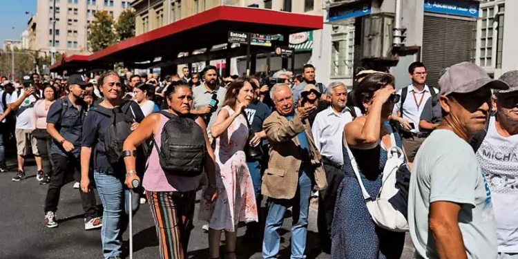 Apagón masivo en Chile deja sin luz, transporte ni servicios, generando caos
