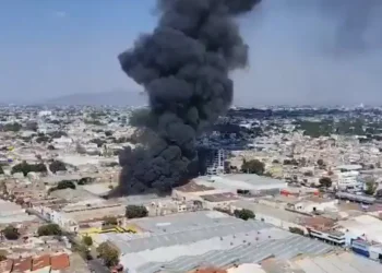 VIDEOS | Impactante incendio en una fábrica de PVC: así luce la escena