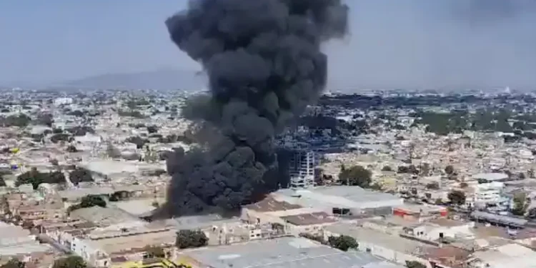 VIDEOS | Impactante incendio en una fábrica de PVC: así luce la escena