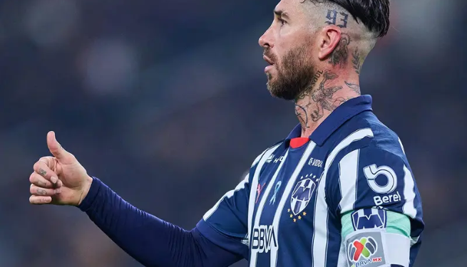¿Por qué Sergio Ramos usa dos gafetes de capitán en Monterrey?