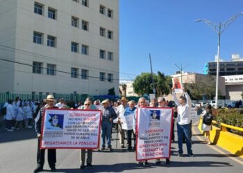 VIDEO | Protesta de médicos del Hospital Central por el pago de su jubilación