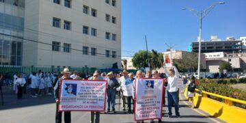 VIDEO | Protesta de médicos del Hospital Central por el pago de su jubilación