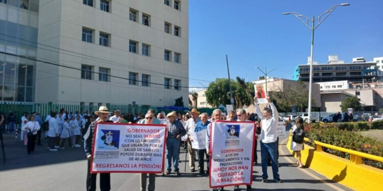VIDEO | Protesta de médicos del Hospital Central por el pago de su jubilación