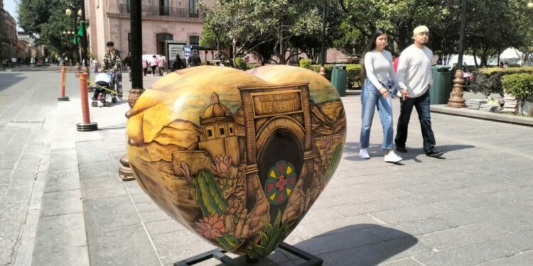 Plaza de Armas se ve invadida por los corazones de los Pueblos Mágicos