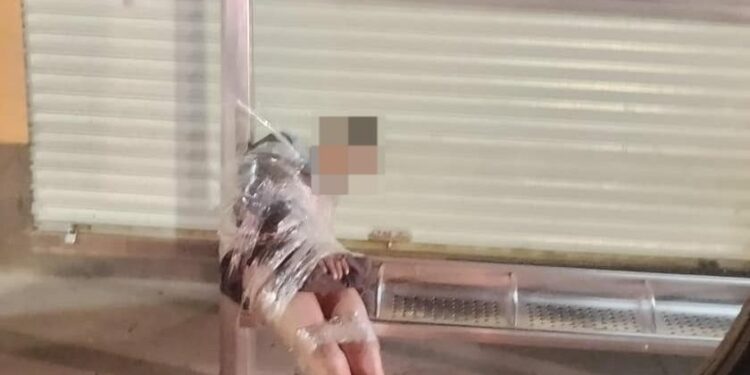 La muerte de un ladrón amarrado a un parabús es investigada como homicidio