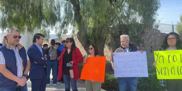 Estudiantes y empleados protestan en la Universidad Politécnica ante recorte salarial