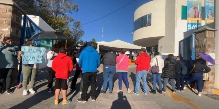 Vecinos protestan por la falta de agua y amenazan con bloquear la calle