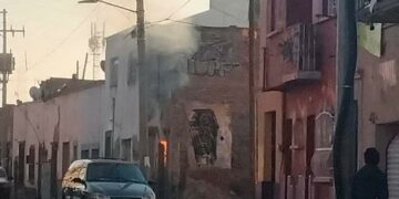 Fuego en la Zona Centro provoca pánico entre vecinos y transeúntes