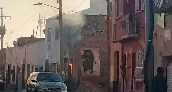 Fuego en la Zona Centro provoca pánico entre vecinos y transeúntes