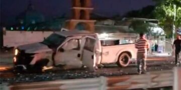 Tres heridos en accidente de choque-volcadura en Cándido Navarro