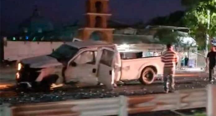 Tres heridos en accidente de choque-volcadura en Cándido Navarro